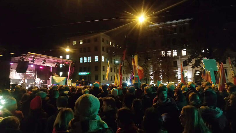 2.500 Personen sind laut Polizei zum Maximilianeum gekommen.