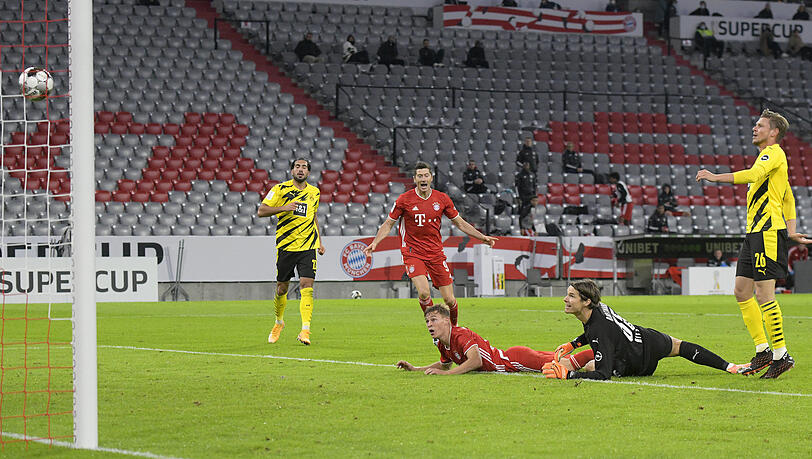 Der entscheidende Moment im Supercup-Duell zwischen Bayern und Dortmund:Kimmich (am Boden, l.) bugsiert den Ball im Fallen zum 3:2 ins Tor. Der entscheidende Moment im Supercup-Duell zwischen Bayern und Dortmund:Kimmich (am Boden, l.) bugsiert den Ball im Fallen zum 3:2 ins Tor.