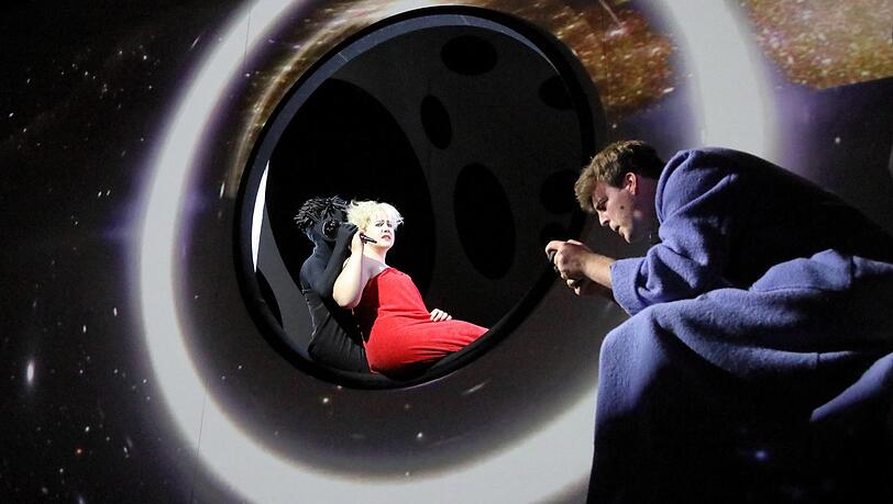 Juliana Zara, Eliza Boom und Andrew Hamilton in "Singularity"