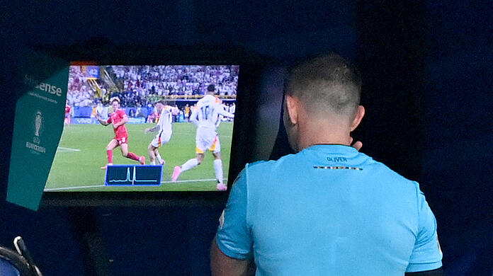 Bekam reichlich Kritik nach der Partie: Das Schiedsrichtergespann um Michael Oliver.