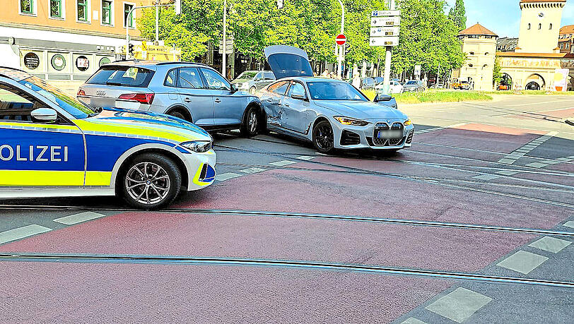 Die beiden Unfallfahrzeige auf der Kreuzung. Davor steht ein Streifenwagen der Polizei.