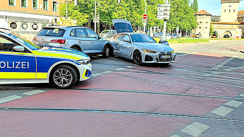 Die beiden Unfallfahrzeige auf der Kreuzung. Davor steht ein Streifenwagen der Polizei.