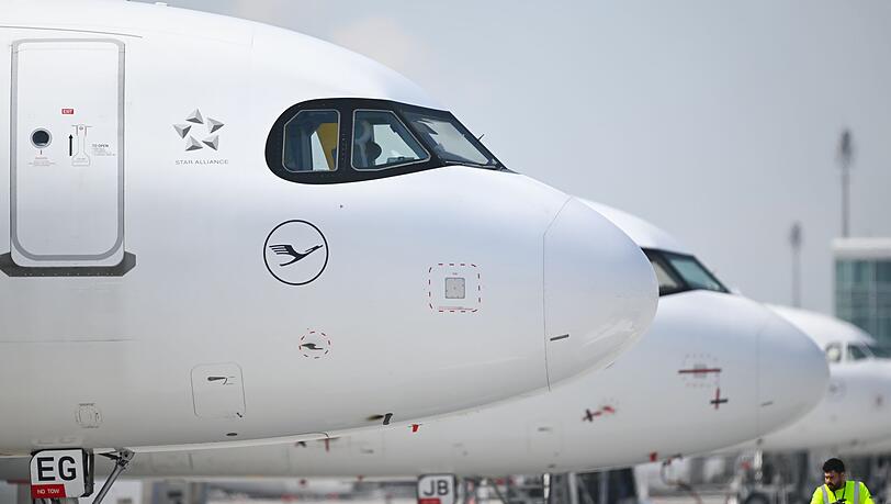 Flugzeuge mussten am Samstagmorgen in M&uuml;nchen wegen einer Drohnenwarnung kurzzeitig am Noden bleiben. (Symbolbild)
