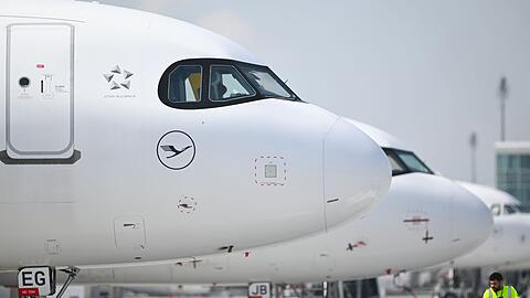 Flugzeuge mussten am Samstagmorgen in M&uuml;nchen wegen einer Drohnenwarnung kurzzeitig am Noden bleiben. (Symbolbild)