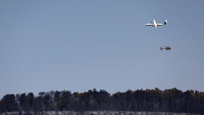 Im Süden Frankreichs kämpft die Feuerwehr weiter gegen Waldbrände. Im Süden Frankreichs kämpft die Feuerwehr weiter gegen Waldbrände.