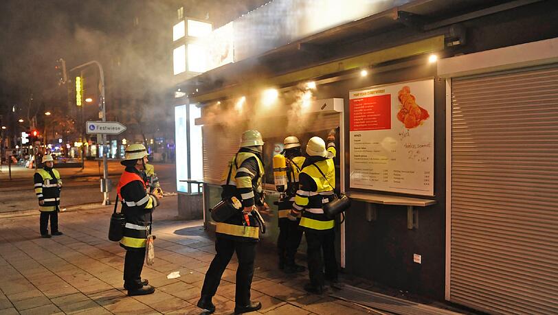 Die Feuerwehr geht davon aus, dass ein Sachschaden von 10.000 Euro entstanden ist. Die Feuerwehr geht davon aus, dass ein Sachschaden von 10.000 Euro entstanden ist.