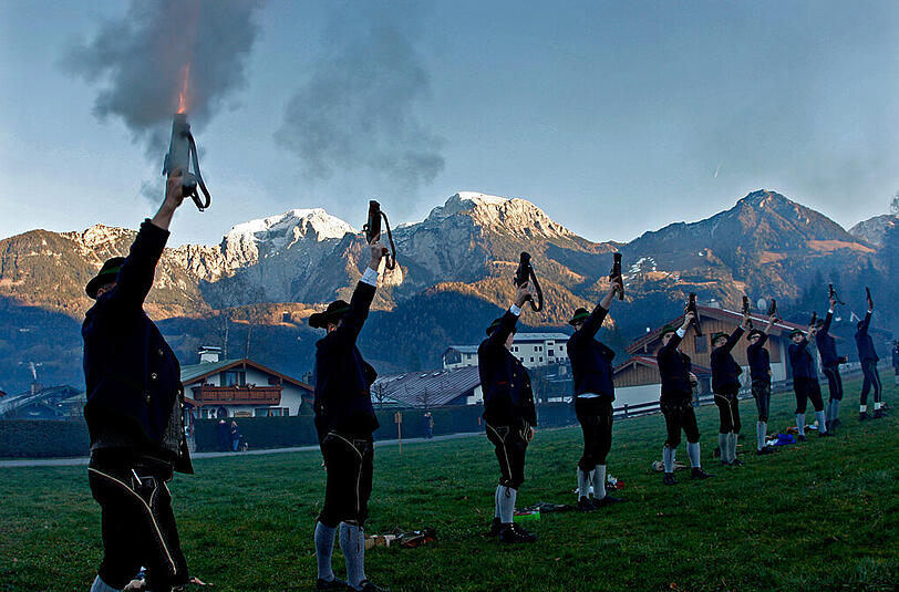 Weihnachtsschützen feuern in Schönau im Berchtesgadener Land (Bayern) in der Dämmerung ihre Handböller beim sogenannten Weihnachts-Anschießen ab