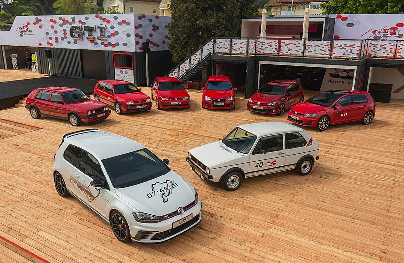 Familien-Porträt: Der erste Golf GTI (Mitte) flankiert von seinen Nachfolge-Generationen (in Rot) und der neue GTI Clubsport S (vorne).