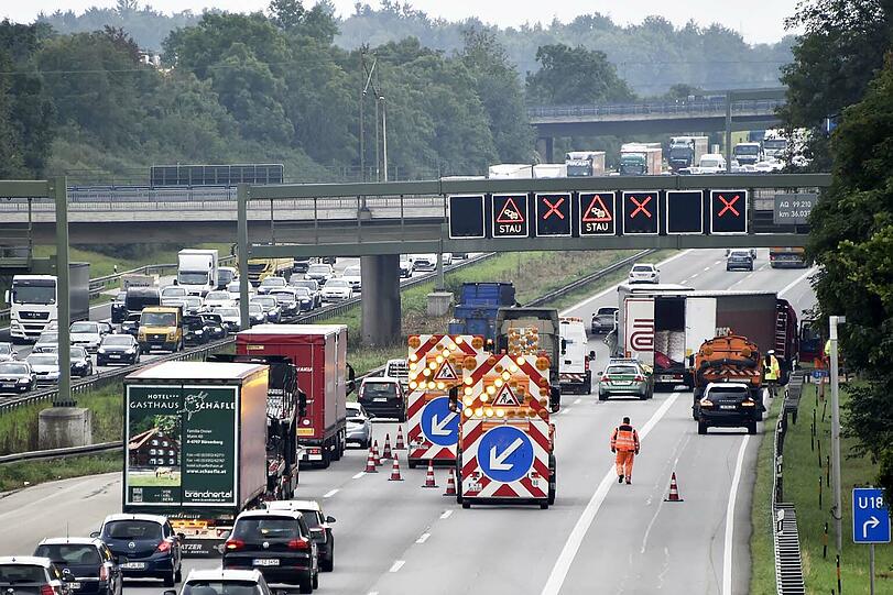 Unfall auf der A99: Bilder von den Aufräumarbeiten. Zwei Personen wurden leicht verletzt.
