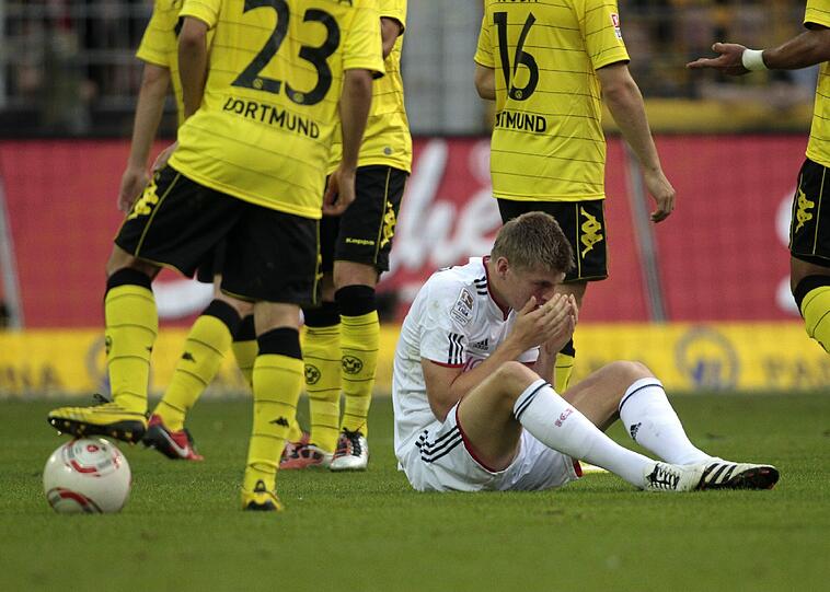 2010: Die Bayern gegen Dortmund am Boden, hier in Person von Toni Kroos. Das 0:2 im Westfalenstadion ist allerdings bis heute die letzte Bundesliga-Niederlage der Bayern während der Wiesn-Zeit. Die anderen Ergebnisse 2010: 0:0 gegen Köln, 2:1 gegen Hoffenheim, 2:1 gegen Basel und 1:2 gegen Mainz.