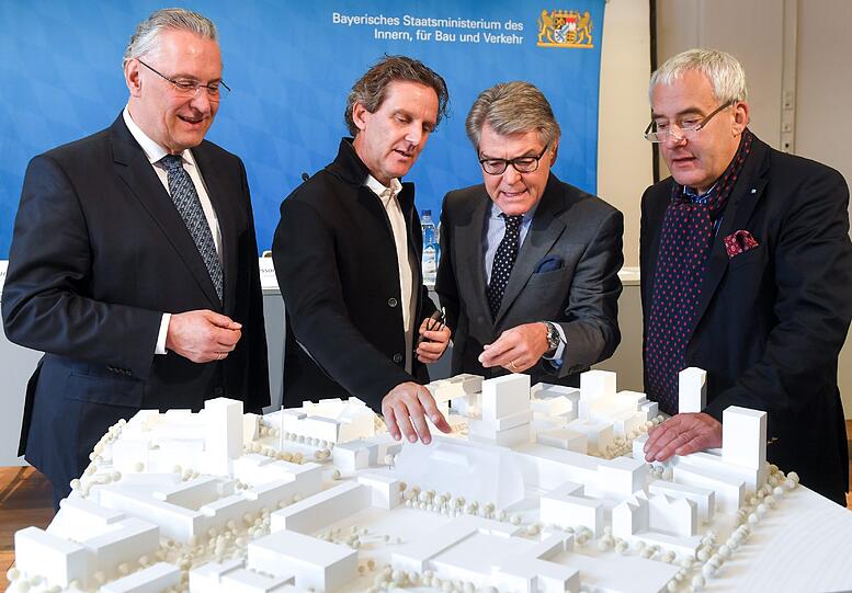 Joachim Herrmann, Anton Nachbaur-Sturm, Hans Robert Röthel von der Konzertsaal-Stiftung mit Kultusminister Ludwig Spaenle (v.l.).