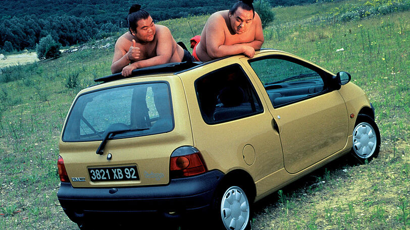 Drei Nummern kleiner, aber genauso innovativ und aufsehenerregend: Der Twingo übertrug im Jahr 1992 das Espace-Konzept des Monospace in die Kleinwagenklasse. Außergewöhnlich viel Platz bei nur 3,43 Metern Länge, ein variables Sitzkonzept mit einer bis zu 17 Zentimeter verschiebbaren Rücksitzbank und das häufig gewählte, riesige Stoffschiebedach machten ihn auch zum Liebling der Deutschen: Mehr als 500.000 Exemplare der ersten Generation wurden hierzulande verkauft, insgesamt wurden rund 2,42 Millionen Twingo I gebaut.
