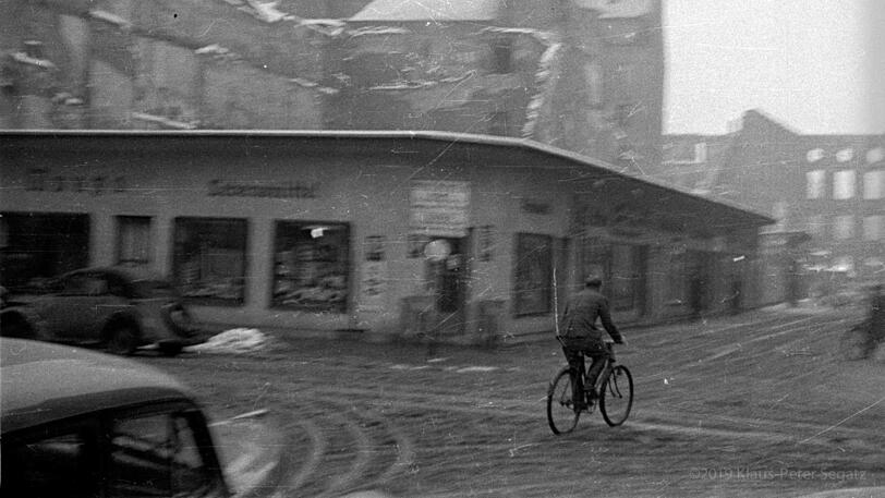 Winter 1949: ein Behelfsbau an der Herzogspitalstraße, Ecke Eisenmannstraße &ndash; rechts hinten die leere Fassade der Alten Akademie.