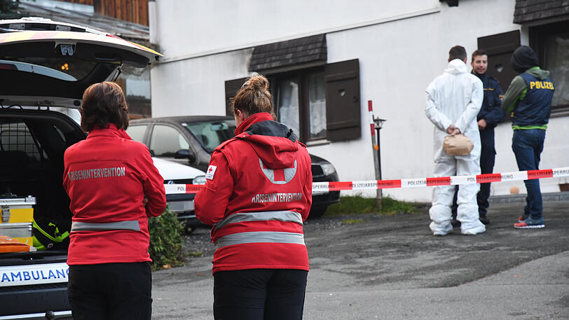 Die Polizei fand in dem Haus die fünf Leichen.