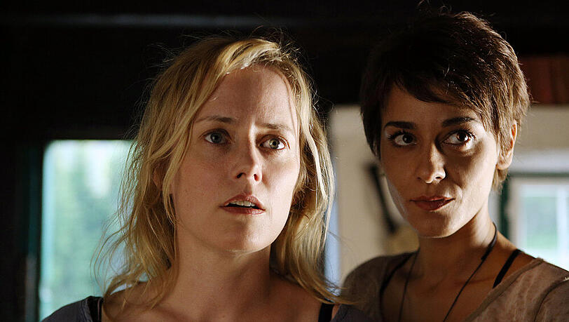 Charly (Silke Bodenbender, l.) und Manu (Edita Malovcic, r.) in "Die Tote in der Berghütte" Charly (Silke Bodenbender, l.) und Manu (Edita Malovcic, r.) in "Die Tote in der Berghütte"