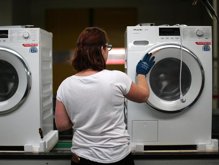 Der Hausgerätehersteller Miele will bis Ende 2021 weltweit rund 1070 Stellen abbauen.