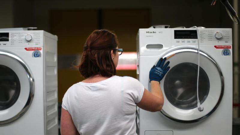 Der Hausgerätehersteller Miele will bis Ende 2021 weltweit rund 1070 Stellen abbauen. Der Hausgerätehersteller Miele will bis Ende 2021 weltweit rund 1070 Stellen abbauen.