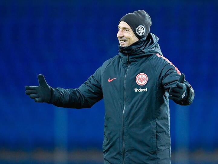 Gut gelaunt: Eintracht-Coach Adi Hütter beim Abschlusstraining in Charkiw.