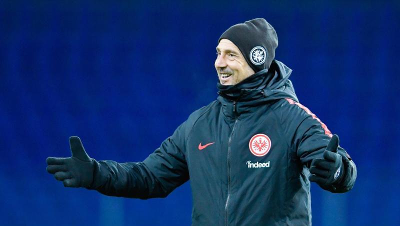 Gut gelaunt: Eintracht-Coach Adi Hütter beim Abschlusstraining in Charkiw. Gut gelaunt: Eintracht-Coach Adi Hütter beim Abschlusstraining in Charkiw.