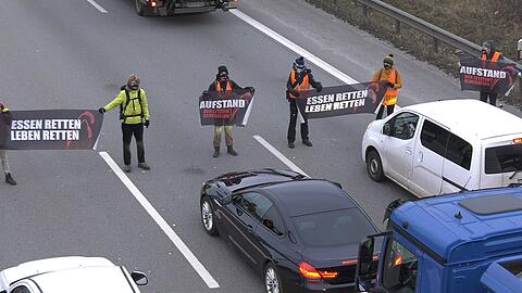 Die Gruppe in Berlin nennt sich "Aufstand der letzten Generation" und fordert unter anderem eine Agrarwende.