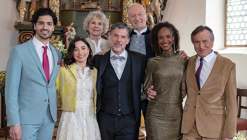 Marcel Zuschlag, Jeannine Michèle Wacker, Gregory B. Waldis, Dionne Wudu und Johann Schuler (vorne, v.l.n.r) feiern mit Antje Hagen und Sepp Schauer (hinten) alias den Sonnbichlers ihre goldene Hochzeit.