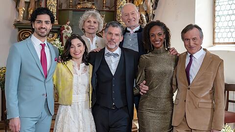 Marcel Zuschlag, Jeannine Michèle Wacker, Gregory B. Waldis, Dionne Wudu und Johann Schuler (vorne, v.l.n.r) feiern mit Antje Hagen und Sepp Schauer (hinten) alias den Sonnbichlers ihre goldene Hochzeit.
