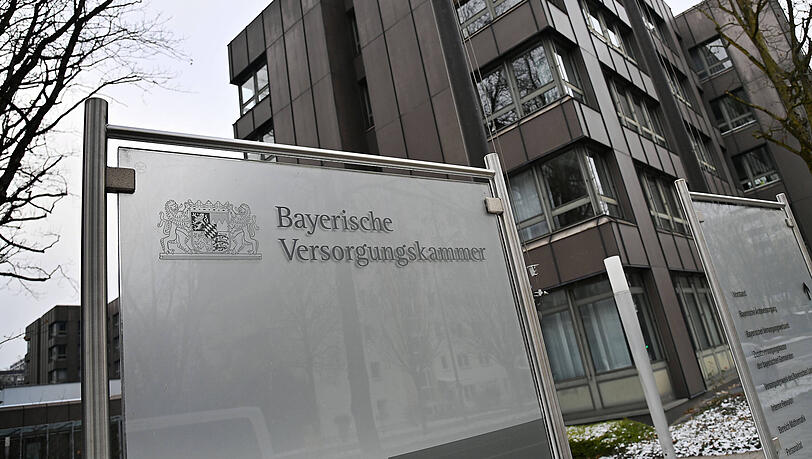 Die Bayerische Versorgungskammer &ndash; eine Beh&ouml;rde unter Rechtsaufsicht des Innenministeriums &ndash; hat in Immobilienprojekte investiert, um die sich ein verurteilter Steuerbetr&uuml;ger k&uuml;mmert.