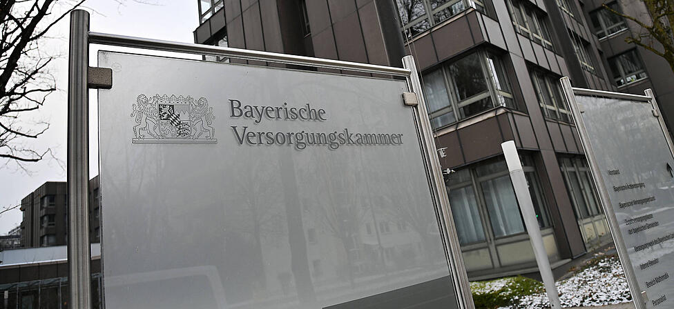 Die Bayerische Versorgungskammer &ndash; eine Beh&ouml;rde unter Rechtsaufsicht des Innenministeriums &ndash; hat in Immobilienprojekte investiert, um die sich ein verurteilter Steuerbetr&uuml;ger k&uuml;mmert.