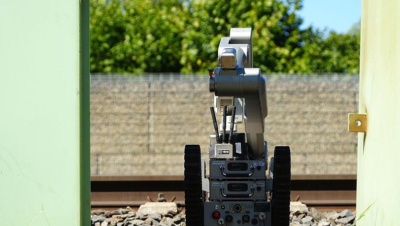 Ein Roboter ist auf dem Bahnhofsgel&auml;nde im Einsatz.
