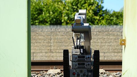 Ein Roboter ist auf dem Bahnhofsgel&auml;nde im Einsatz.