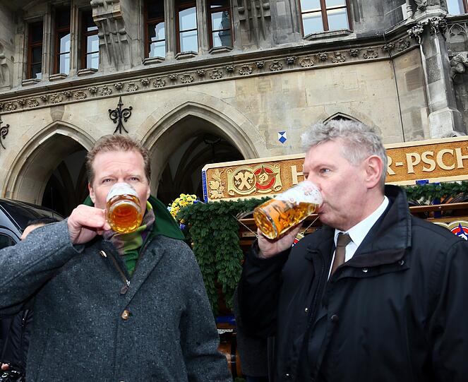 Dieter Reiter lässt's beim Geldbeutel-Waschen krachen: Die spritzigen Bilder...