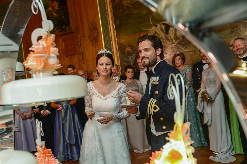 Prinz Carl Philip und Prinzessin Sofia beim Anschneiden ihrer Hochzeitstorte.