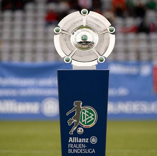 Ausgelassen feierten die Frauen des FC Bayern ihre Titelverteidigung im Grünwalder Stadion. Die Bilder!