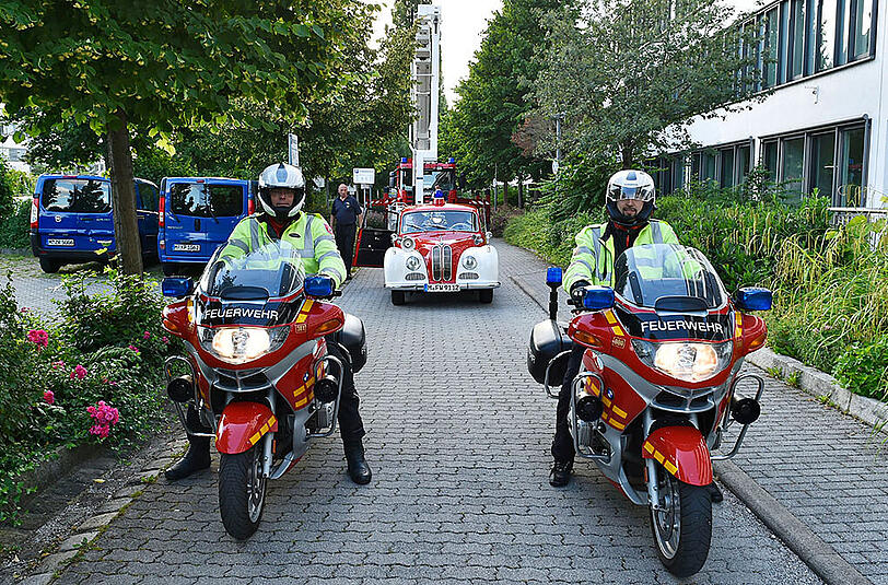 Blume-Beyerle wurde von mehreren Motorradfahrern der Feuerwehr eskortiert.