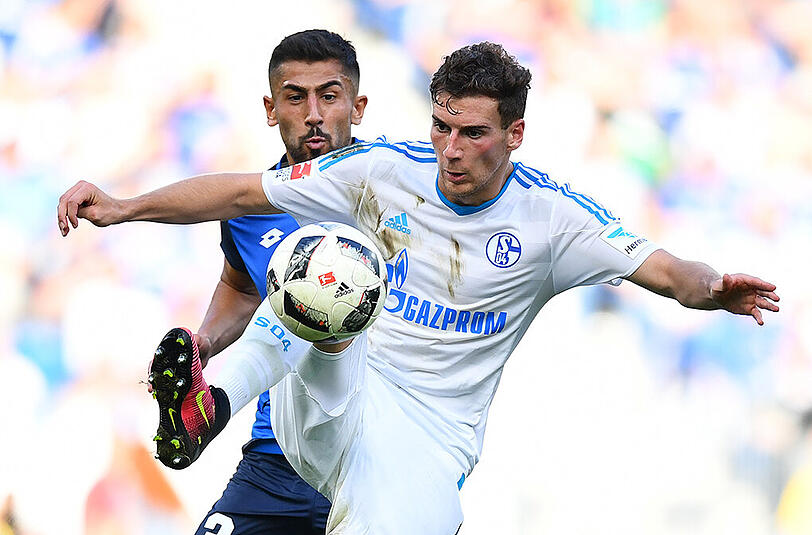 Schalkes Leon Goretzka (vorne) und Hoffenheims Kerem Demirbay im Kampf um den Ball.