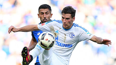 Schalkes Leon Goretzka (vorne) und Hoffenheims Kerem Demirbay im Kampf um den Ball.