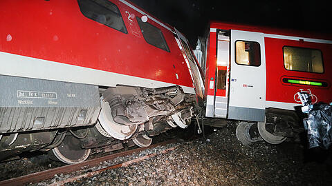 Ein entgleister Regionalzug steht an der Zugstrecke Gera-Göschwitz. Foto: Bodo Schackow