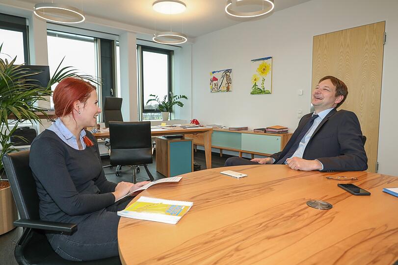 Hans Reichhart im Gespräch mit AZ-Redakteurin Lisa Marie Albrecht.