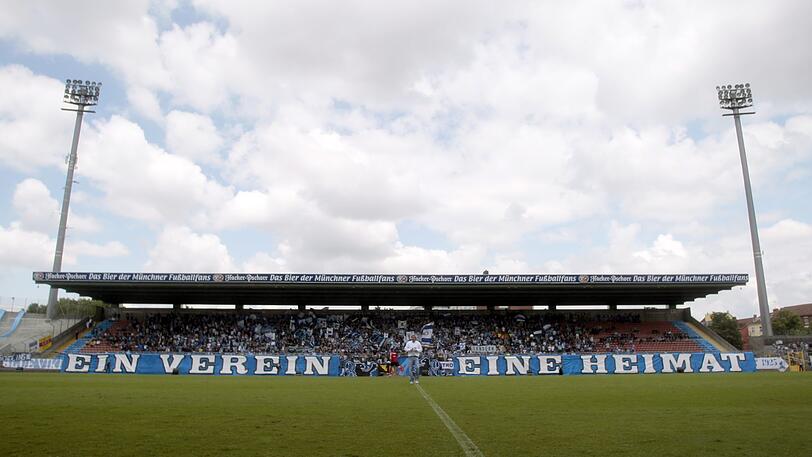Heimat der Löwen: Die Stehhalle des Grünwalder Stadions, der aktuellen Spielstätte der Sechzger.