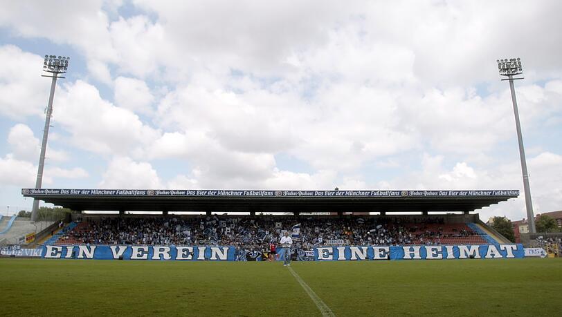Heimat der Löwen: Die Stehhalle des Grünwalder Stadions, der aktuellen Spielstätte der Sechzger. Heimat der Löwen: Die Stehhalle des Grünwalder Stadions, der aktuellen Spielstätte der Sechzger.
