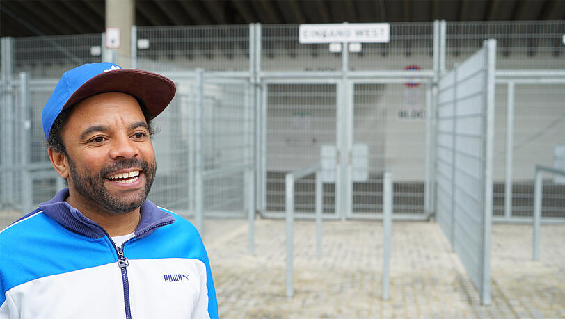 Simon Pearce über die Westkurve: "Hier stand ich auch bei meinem ersten Löwen-Spiel. Das war Ende der Achziger, ich war vielleicht sieben." Simon Pearce über die Westkurve: "Hier stand ich auch bei meinem ersten Löwen-Spiel. Das war Ende der Achziger, ich war vielleicht sieben."