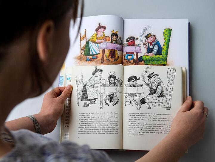 Eine alte (vorn) und eine neue Ausgabe des Kinderbuchs "Jim Knopf und die wilde 13" von Michael Ende.