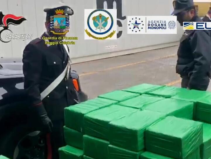 Mitarbeiter der italienischen Finanzpolizei, der Carabinieri und von Europol bewachen Pakete mit Kokain in Gioia Tauro in Kalabrien: Fast 1200 Kilo mit einem Marktwert von mehr als 250 Millionen Euro wurden entdeckt.