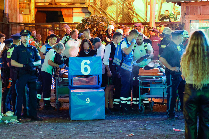 Die Sanitäter kümmern sich nach dem Unfall um die Verletzten, drei von ihnen mussten anschließend ins Krankenhaus.