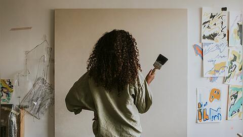 Das neue Jahr als leere Leinwand sehen - und dann mit den eigenen Zielen und Wünsche befüllen.