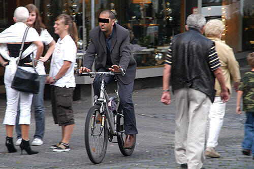 Das wäre ein Fall für die Fahrrad-Sheriffs: Der Radler müsste seinen Drahtesel durch die Fußgängerzone schieben, die Beschwerden häufen sich.