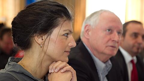 Der ehemalige Bundesvorsitzende der Linken,
Oskar Lafontaine, hat Sahra Wagenknecht als
seine Freundin vorgestellt.
