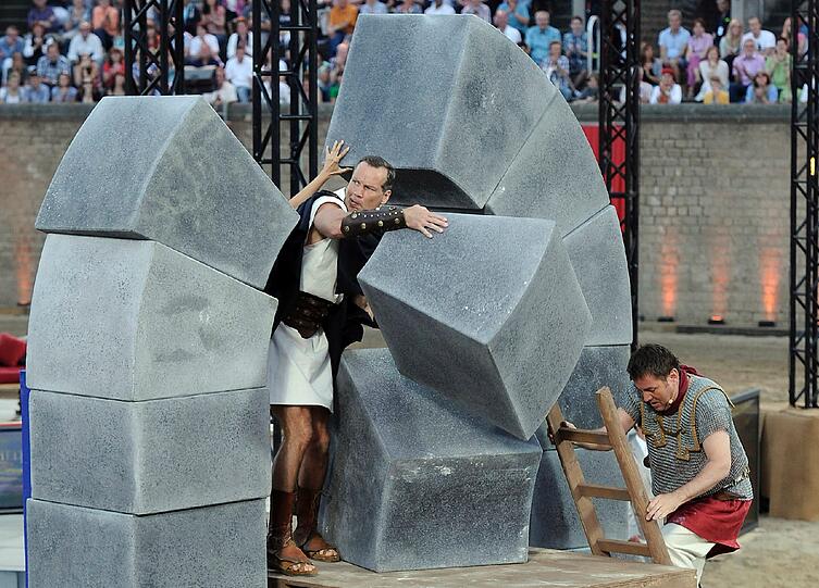 Mit dem drei Stunden langen Live-Spektakel aus dem Amphitheater in Xanten sollte spielerisch Wissen über die alten Römer vermittelt werden. Die Bilder aus der Show