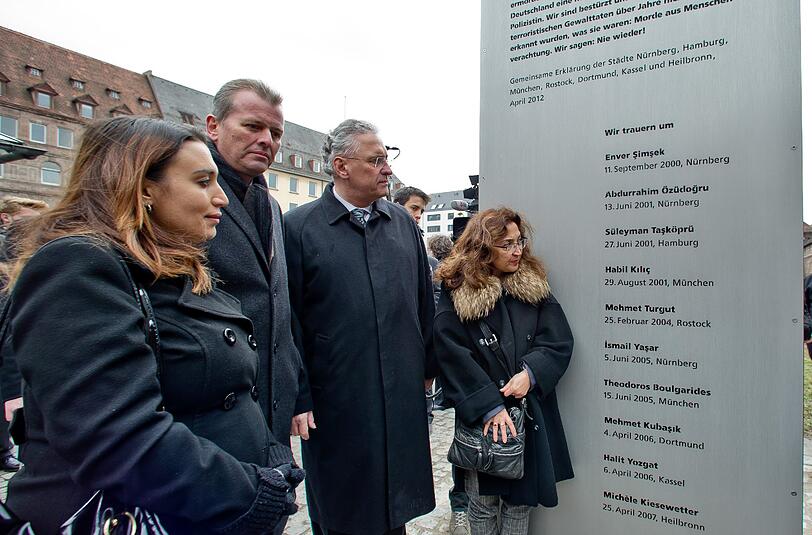 Semiya Simsek (l-r), die Tochter eines Opfers der NSU-Terrorzelle, der Nürnberger Oberbürgermeister Ulrich Maly (SPD), der bayerische Innenminister Joachim Herrmann (CSU)und die türkische Generalkonsulin Ece Öztürk-Cil stehen am 21.03.2013 in Nürnberg (Bayern) an einem Mahnmal für die Opfer der NSU.