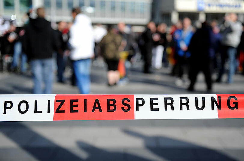 Polizeieinsatz gegen Hooligans in Köln - die Bilder.
